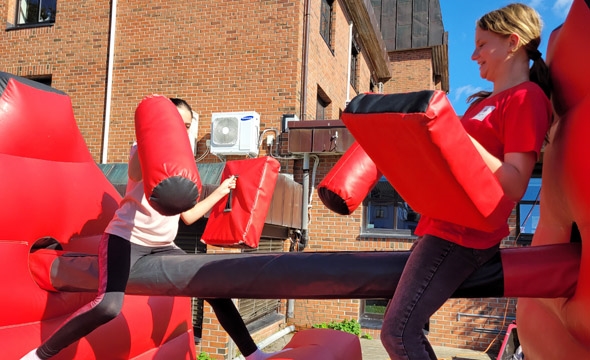 Leker i Anna Benoni-parken da BARK arrangerte hagefest.