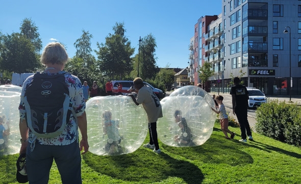Bumperball på hagefesten i Anna Benoni-parken