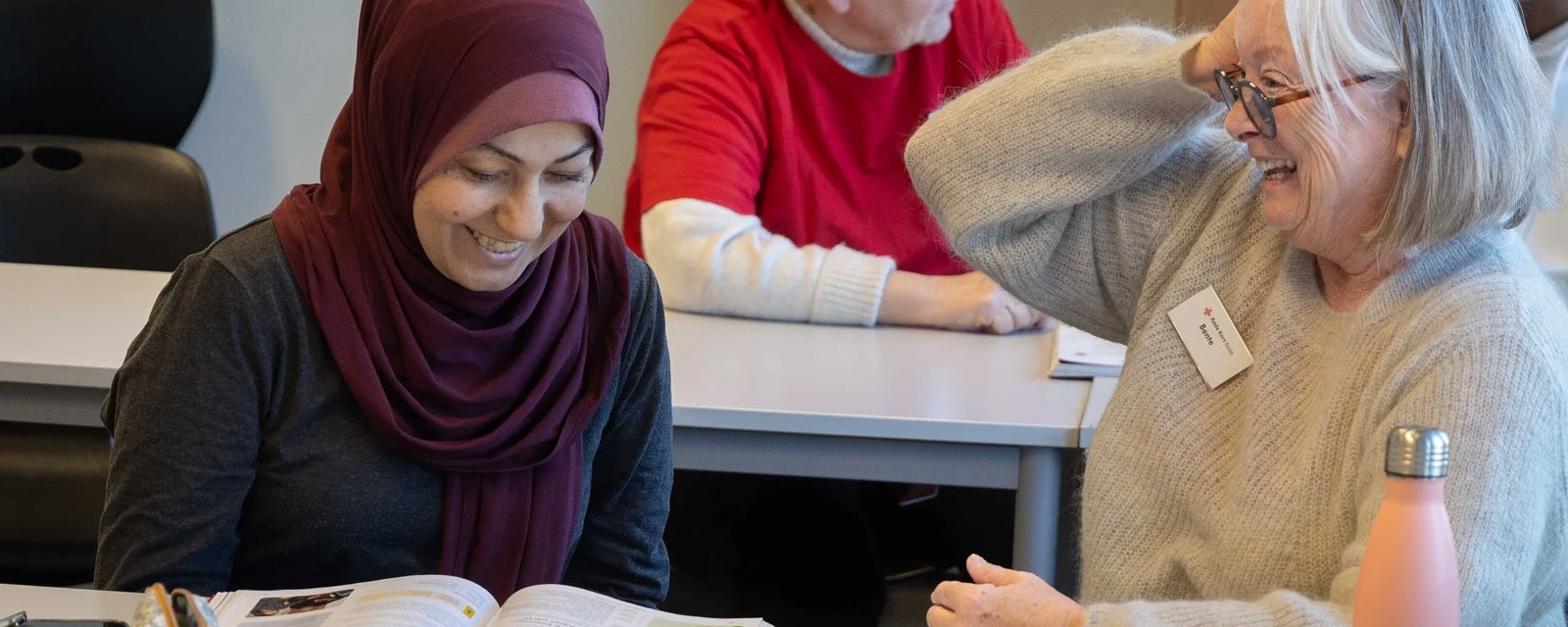 HUMØRET PÅ TOPP: Latteren sitter løst når Bente Hestdahl Toska jobber sammen med Amani Mohammed Ramadan Alhessi fra Palestina.