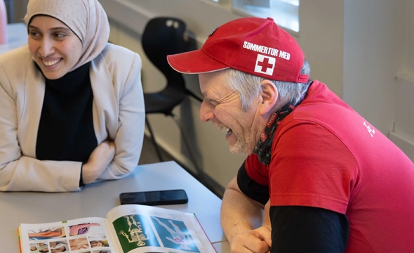 Noura Alkhalaf og frivillig Arild Beiermann på Leksehjelp for voksne