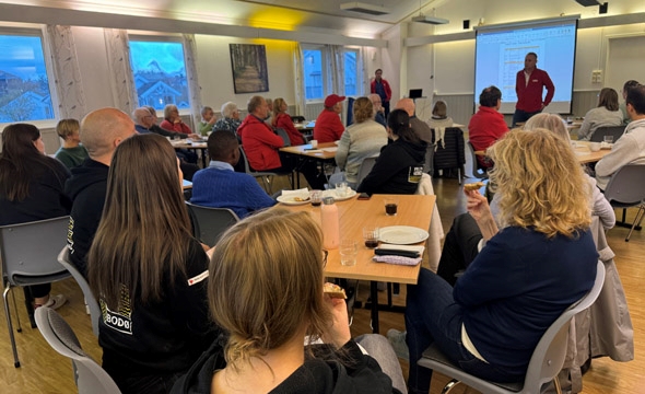 Mange frivillige valgte å sette av noen timer en kveldsstund til sosialt samvær og informasjon om det som skjer i Bodø Røde Kors i høst.