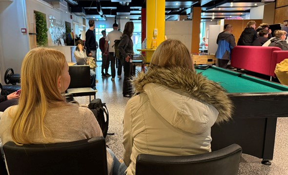 To jenter på besøk på Fellesverket