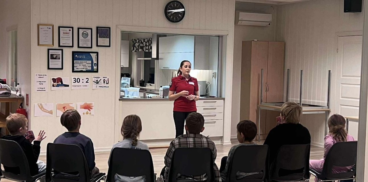 Røde Kors frivillig holder kurs for barn