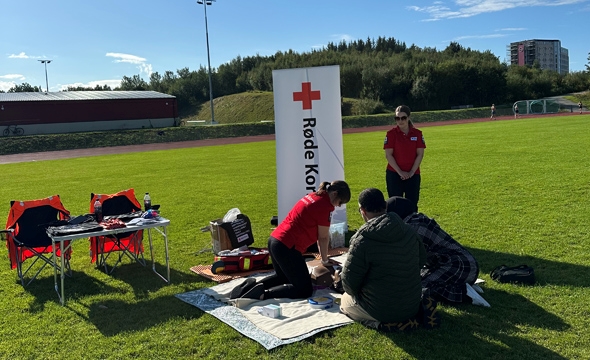 Hjelpekorpset demonstrerer hjerte- og lungeredning på Generasjonslekene.