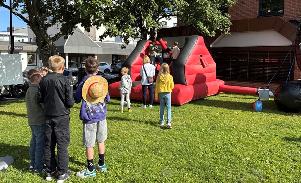 Det var mange gøyale leker på hagefesten.