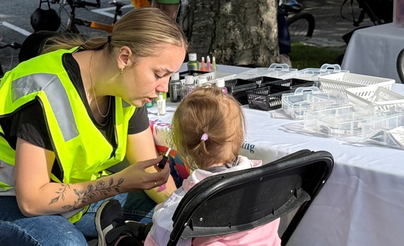 Glittertatovering på hagefesten