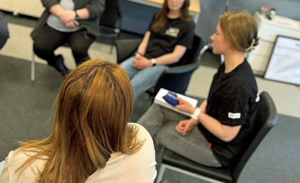 Ida loser deltakerne trygt gjennom konfliktverkstedet.