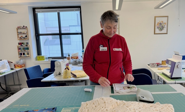 Lisbeth Lunde er frivillig og aktivitetsleder for Kreativt verksted.