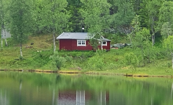 Langlibu ligger vakkert til ved Langlivatnet