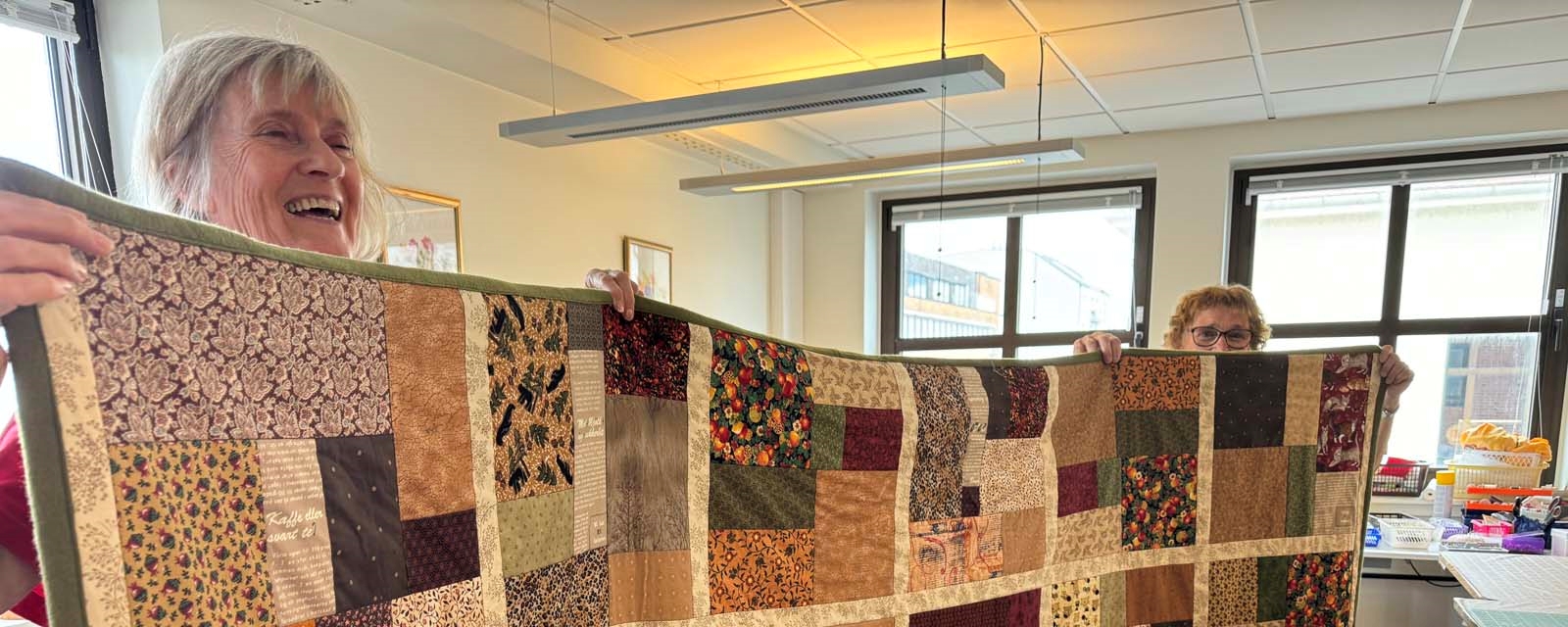 Karin Jacobsen og Solveig Dahle legger siste hånd på verket på teppet til Langlibu.