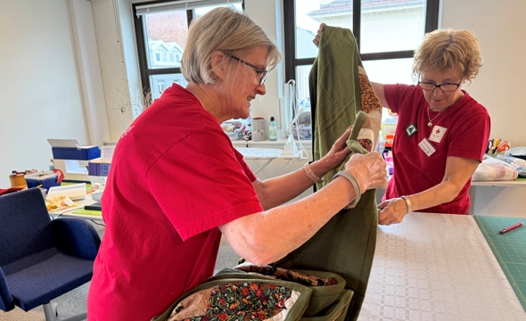 Karin Jacobsen og Solveig Dahle legger siste hånd på verket med lappeteppet til Langlibu.