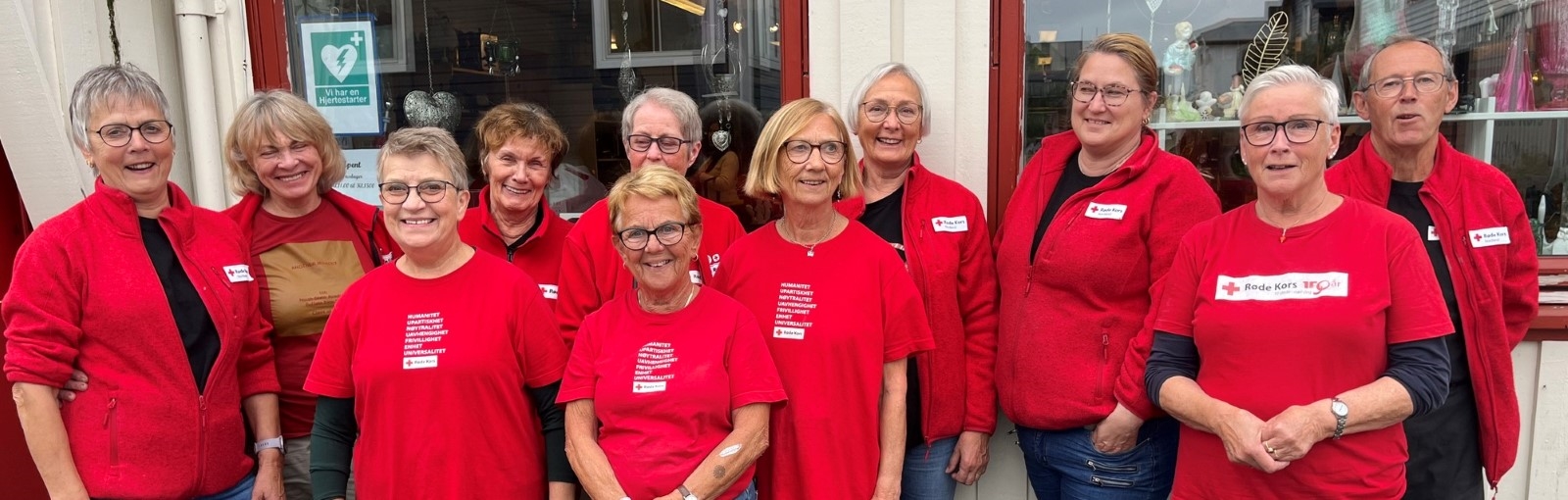 Rødkledde frivillige foran Røde Korshuset