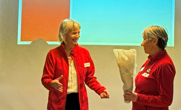 Valgkomitéen, representert av Lisbeth Lunde, fikk overrakt blomster som takk for det gode arbeidet med å forberede årets valg.