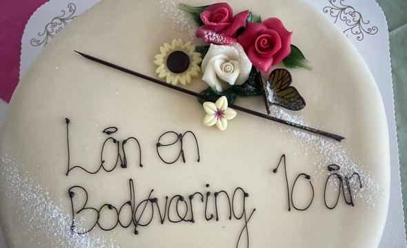 Stormen bibliotek spanderte kake på Lån en bodøværing.