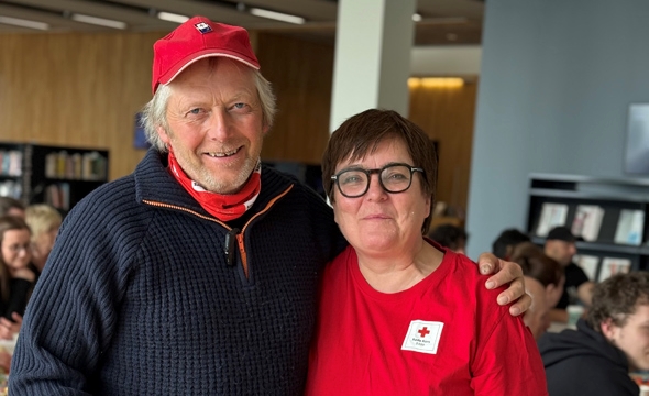 Arild Beiermann og Tone Magnussen er frivillige på Lån en bodøværing onsdager klokken 18.00. Foto: Vera Isachsen.