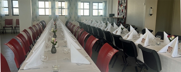 Her er det dekket til 40-50 middagsgjester i en konfirmasjon.