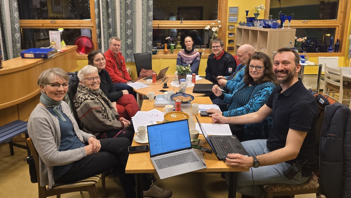 Frivillige rundt ett bord