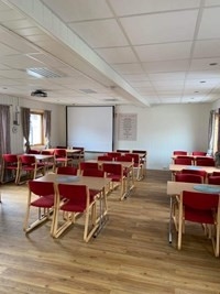 Lokale med stoler og bord