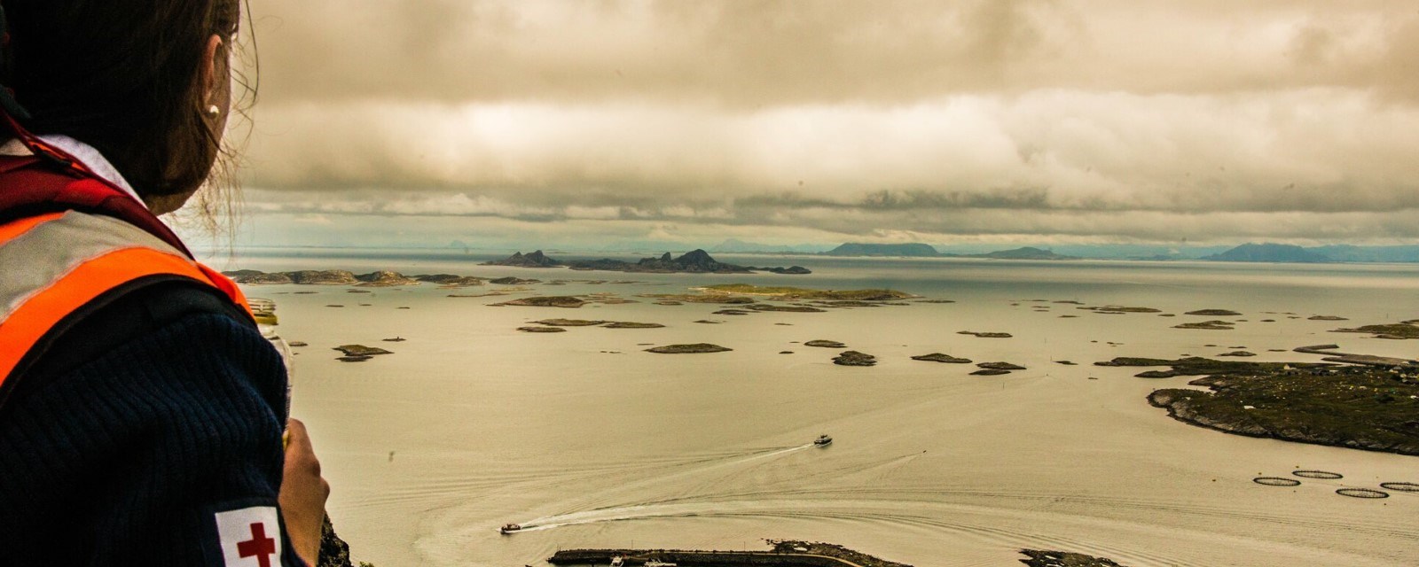 En hjelpekorpser fra Sandnessjøen skuer utover havet.