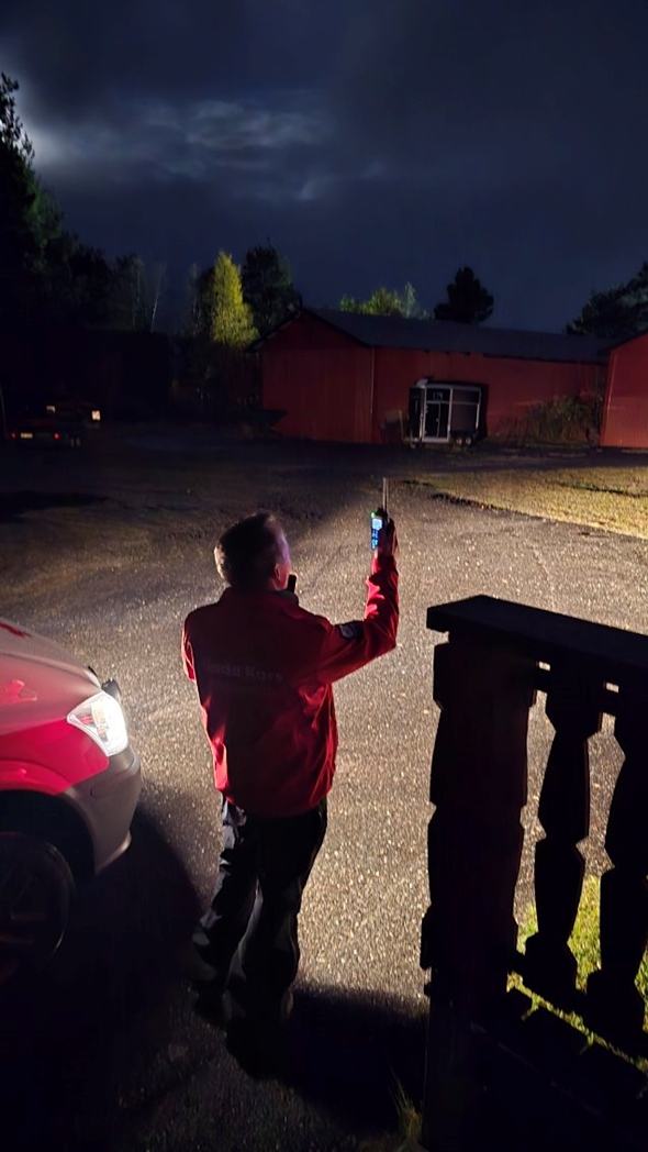 Røde Kors-frivillig holder nødnett opp i lufta.