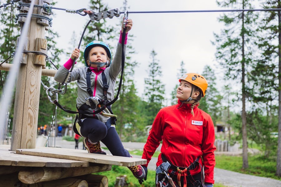 Bilde av gutt foran solfylt gressplen og vann