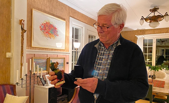 Audun Tron viser frem fortjenstmedalje og diplom med distriktsleder Per Valland