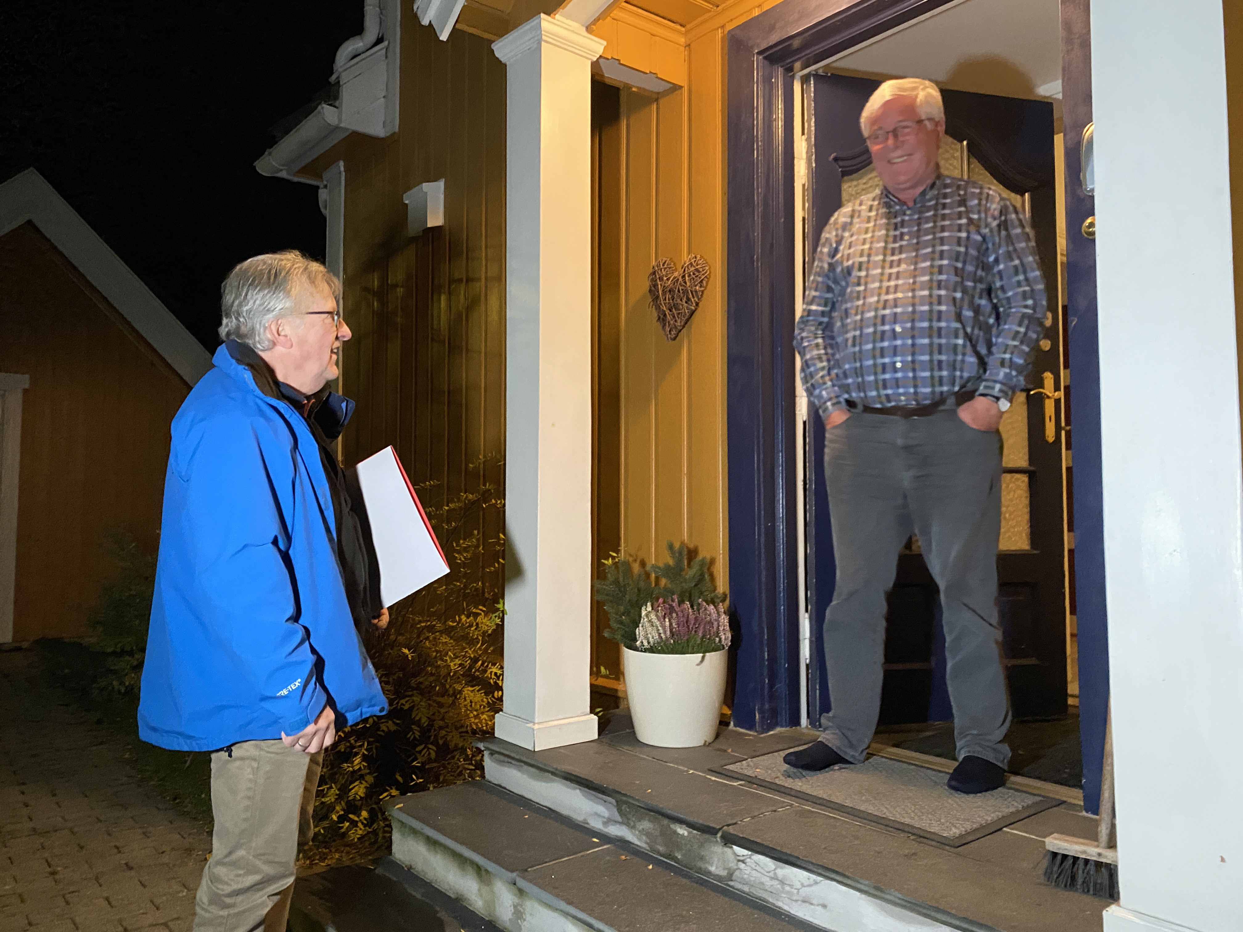 Distriktsleder Per Valland (t.v) overrasket Audun Tron med æresbevisning hjemme på trappa på Lillehammer