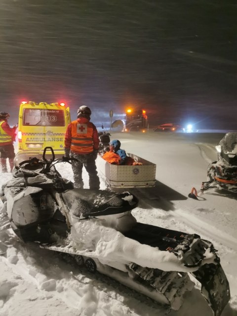 Røde Kors snøskuter og ambulanse i snøværet