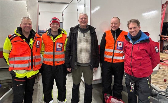 Vemund Blomkvist sammen med sine fire redningsmenne fra Otta Røde Kors Hjelpekorps