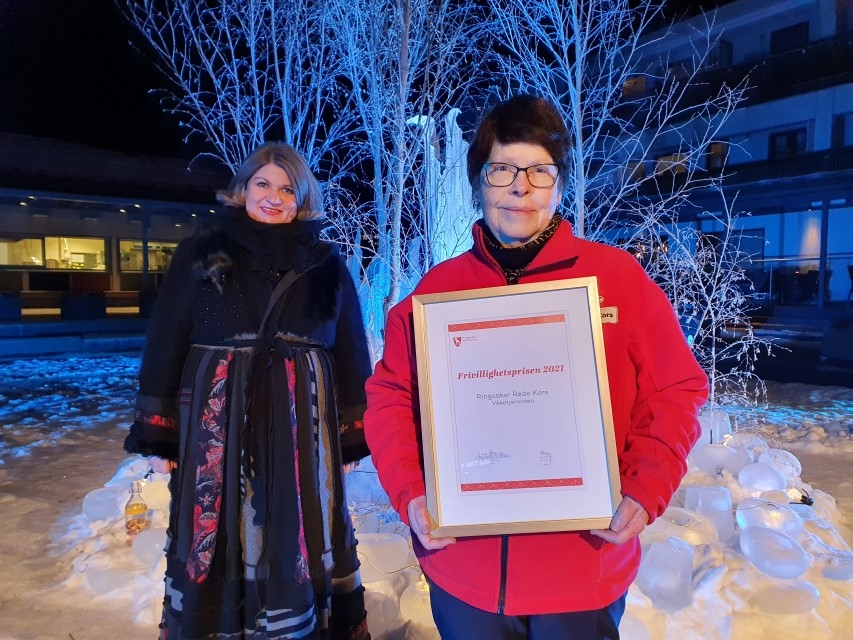 Marit Storlien Bedjaou viser frem frivillighetsprisen sammen med ordfører Anita Ihle Steen