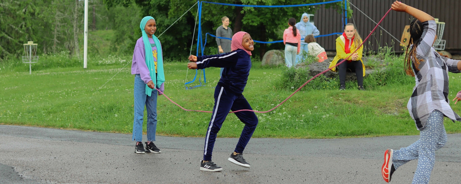 Jenter som hopper tau