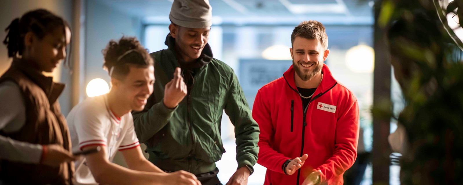 Tre ungdommer sammen med en frivillig mann på Fellesverket