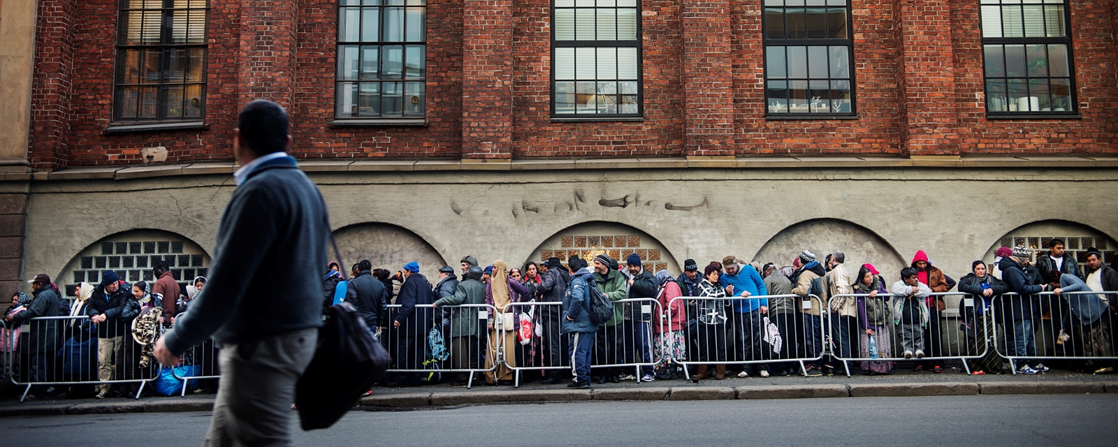 En kø av mennesker utenfor akkuttovernattingen venter på å få plass