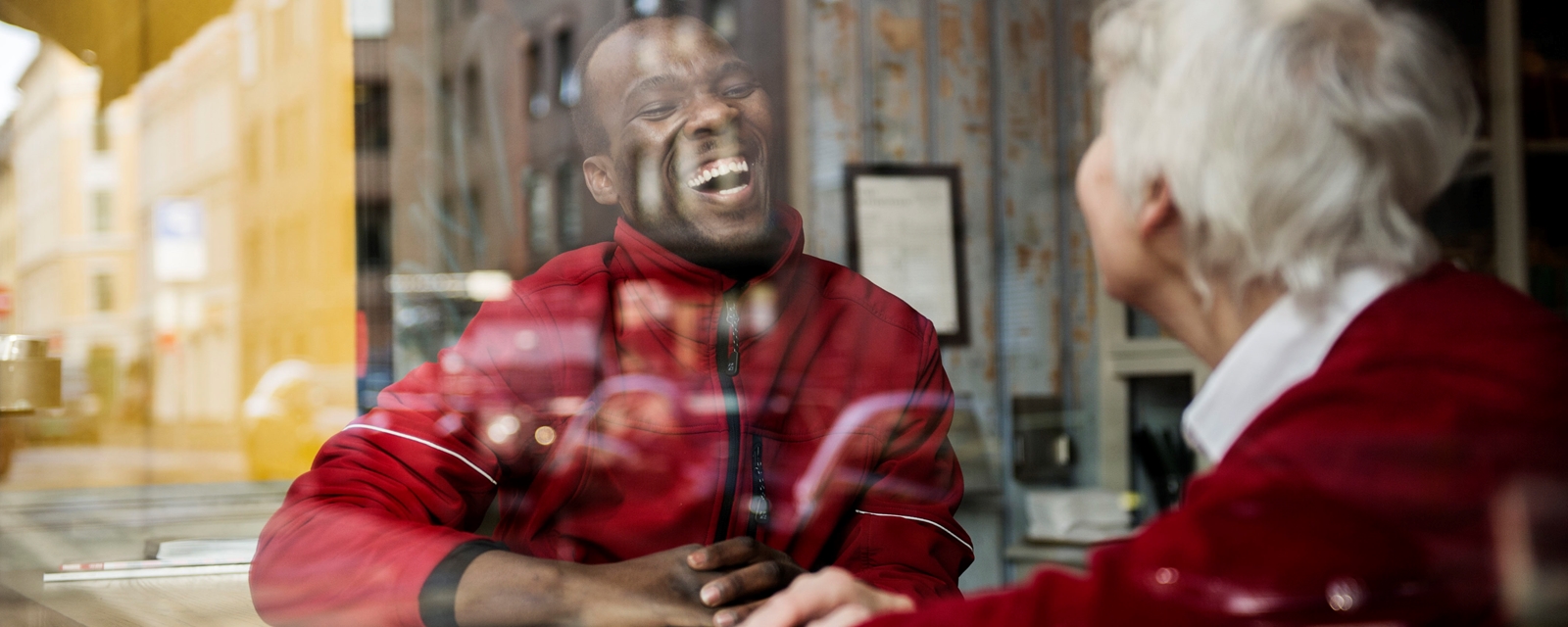 En ung mann og en eldre kvinne møtes på café