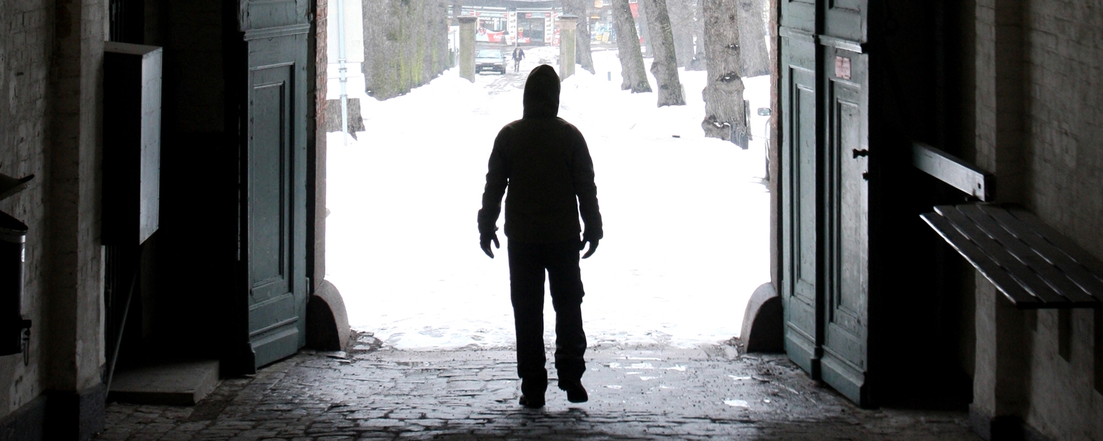 Mann som går ut av port