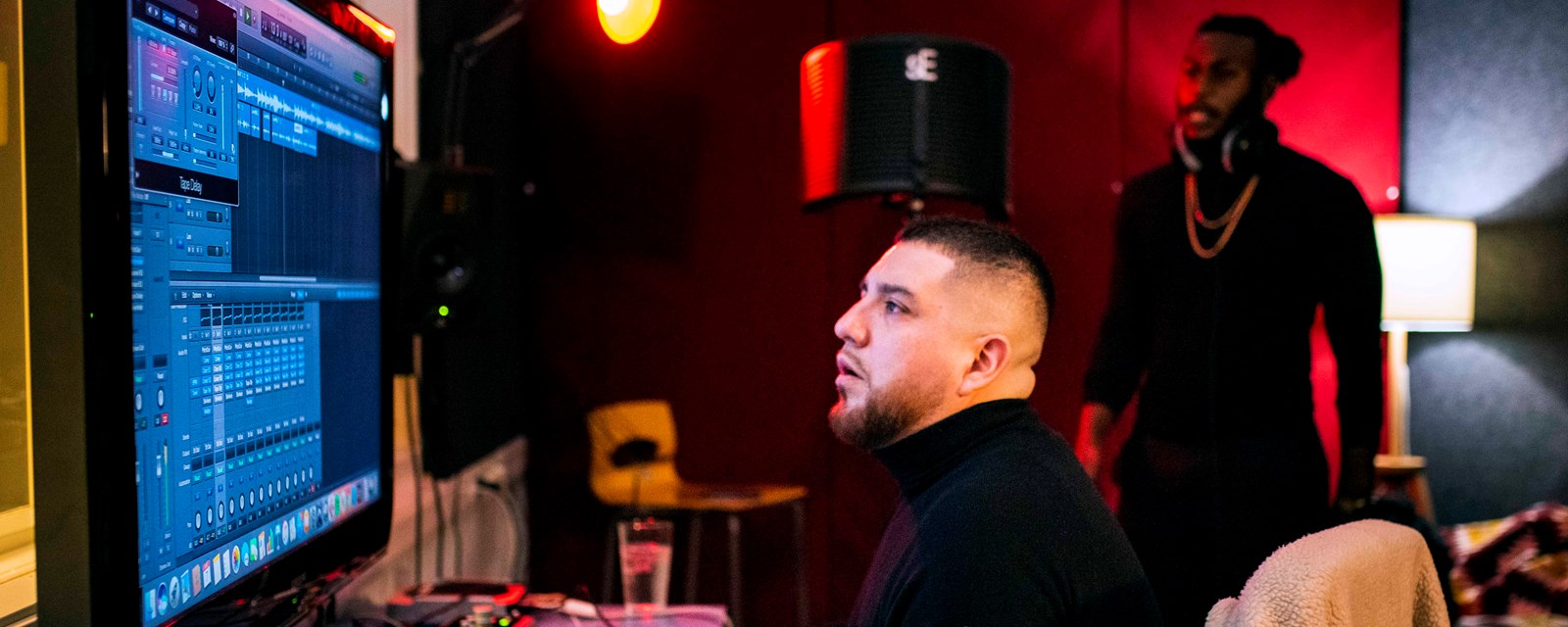 Jonathan Castro driver musikktilbudet Hiphop 101 for ungdom. Her er han i studio på Fellesverktet Sentrum sammen med deltaker Leo. 