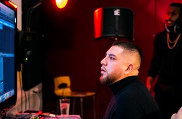 Jonathan Castro driver musikktilbudet Hiphop 101 for ungdom. Her er han i studio på Fellesverktet Sentrum sammen med deltaker Leo. 