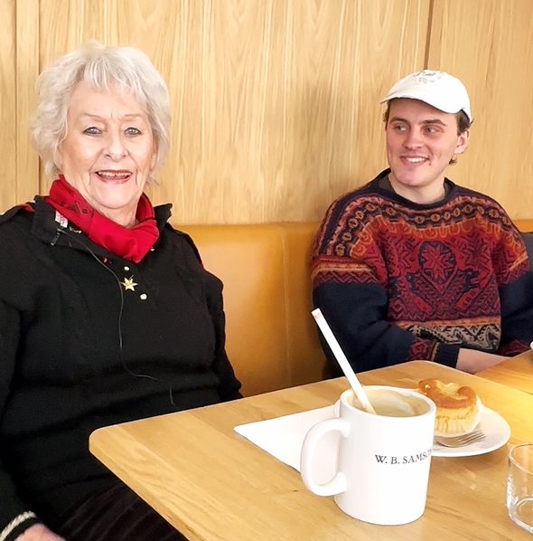 Besøksvennepar på cafe