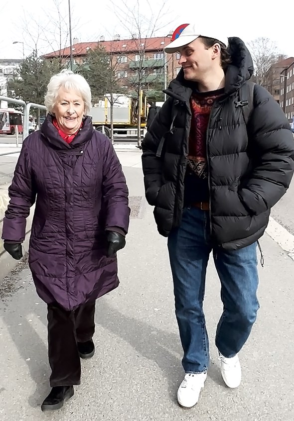 Besøksvert Inger (83) på tur med besøksvennen Endre (24)