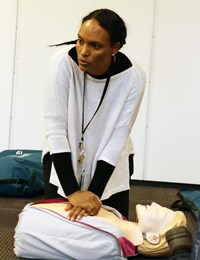 Senayt Kidane er ansatt i Oslo Røde Kors. Hun frisker opp førstehjelpskunnskapen på kurs.