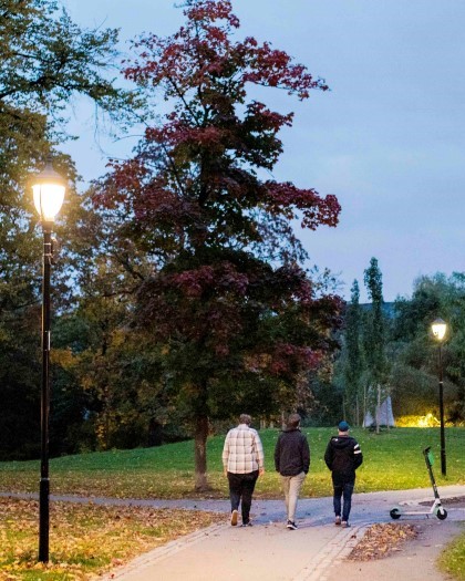 Turgåere i Oslo park om kvelden