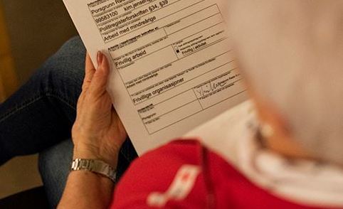 Dame som leser nyheter