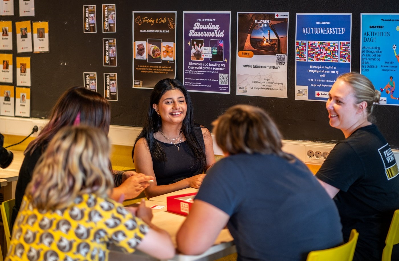 Ungdommer som smiler og er glade