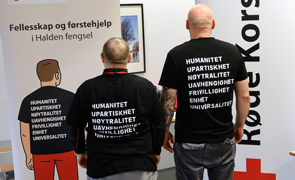 ryggen til to frivillige