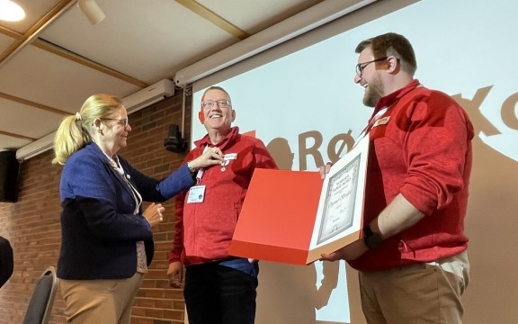 Mann som får medalje