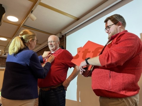 Mann får medalje på årsmøtet
