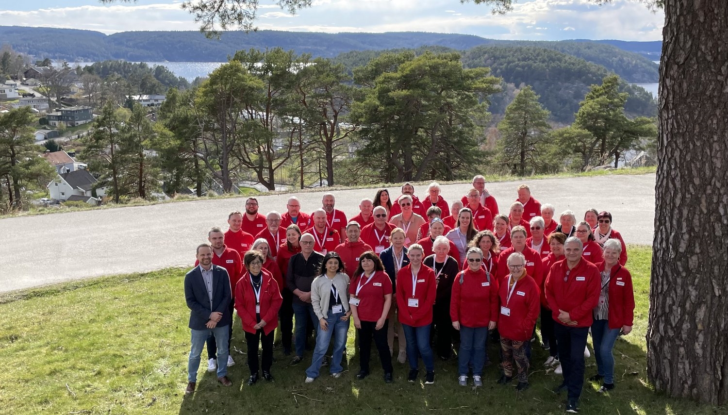 Personer som koser seg på årsmøte