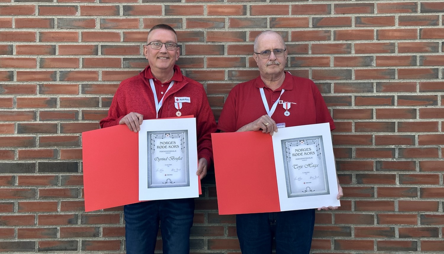 Personer som smiler til fotografen