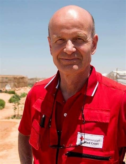 Mann som ser i kamera