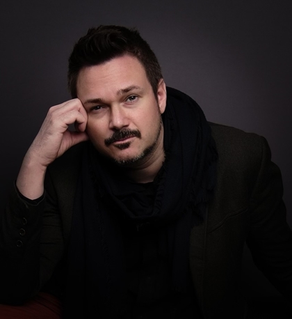 Mann som smiler til kamera